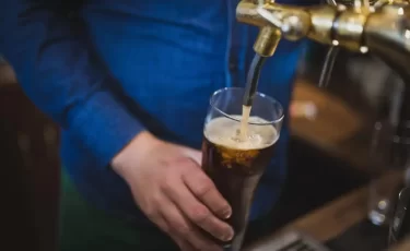 Пиво в Казахстане резко просело по выпуску: что будет с ценами