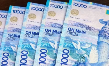 Нацбанк официально продлил срок обращения старых 10 000 тенге