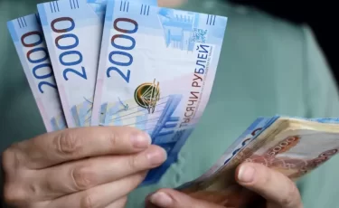 Казахстанцы снова начали скупать рубли после 14 месяцев спада