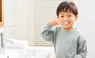 Зубная паста за 500 тенге: защищает ли она так же, как дорогая