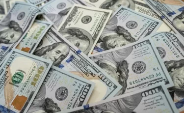Комиссии за «старые» доллары в Казахстане признали незаконными