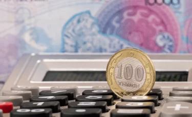 Доллар отходит в сторону: казахстанцы нарастили вклады в тенге