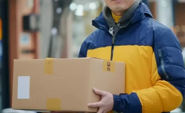 Казахстанцев массово обманывают через сообщения о доставке