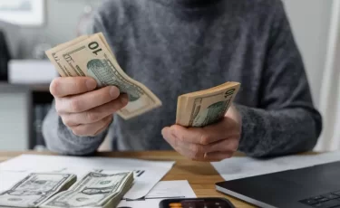 Почему казахстанцы покупают доллар, пока он падает