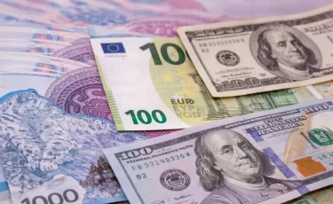 Что ждет тенге в апреле: прогноз на фоне продаж валюты