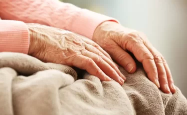 Пенсионерку выселяют из квартиры после мошенников в Алматы