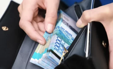 Почему доходы казахстанцев снизились в 2025 году — ответ Минэкономики