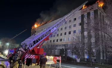 Сильный пожар акимата в Актобе охватил 300 квадратных метров