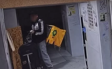 Жительница Алматы заявила о диком поступке курьера в подъезде