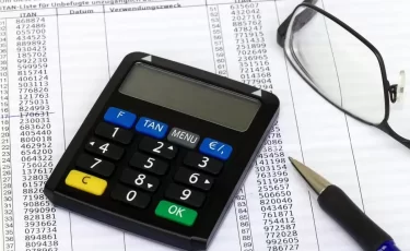 Казахстанцы без задолженностей остались без доступа к счетам: что происходит