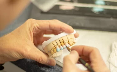 Трижды испортили зуб: как казахстанка выбила деньги у стоматологии