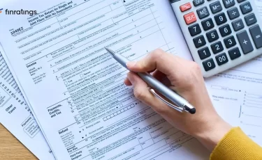 Казахстанцам начали снимать аресты с зарплатных счетов