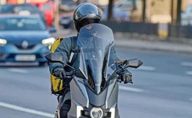 Курьер «Яндекса» уронил заказ и «собрал обратно»: видео попало в сеть