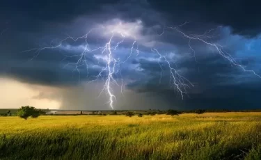 Погода в Казахстане 12 апреля: дожди, грозы и сильный ветер