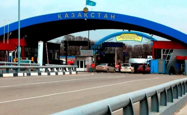 Очереди на границе Казахстана разгрузят: у КПП появятся парковки на 200 фур