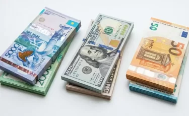 Доллар падает на KASE, рубль растет: свежие данные по валютам