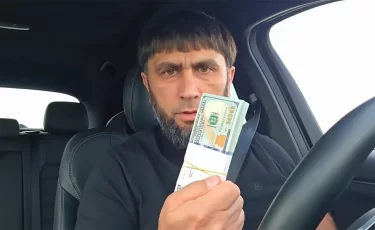 Казахстанец анонимно отправил пачку долларов в Дагестан