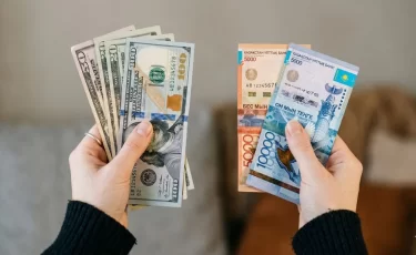 Казахстанцам назвали банки, в которых выгоднее менять доллар
