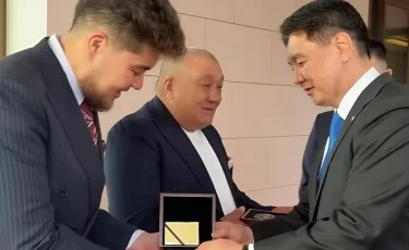 Казахстанский блогер Нургелды Кердеш попал на встречу с президентом Монголии