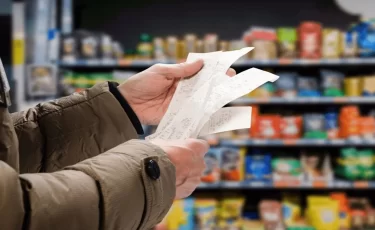 Доллар падает, а цены - нет: почему в Казахстане не дешевеют товары