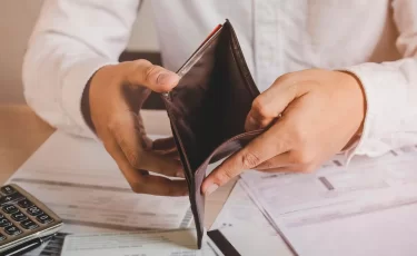 Казахстанцам с долгами до 6,9 млн тенге упростят банкротство