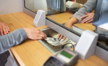 Казахстанцам могут запретить хранить крупные суммы в некоторых банках