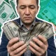 Казахстанцы покупали доллары, чтобы сберечь деньги — но проиграли инфляции
