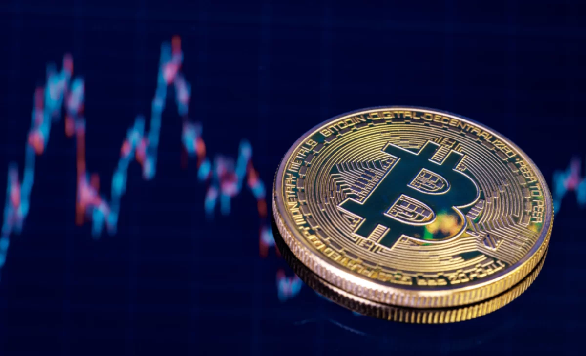 Хакерская атака и фондовая стагнация обрушили курс биткоина