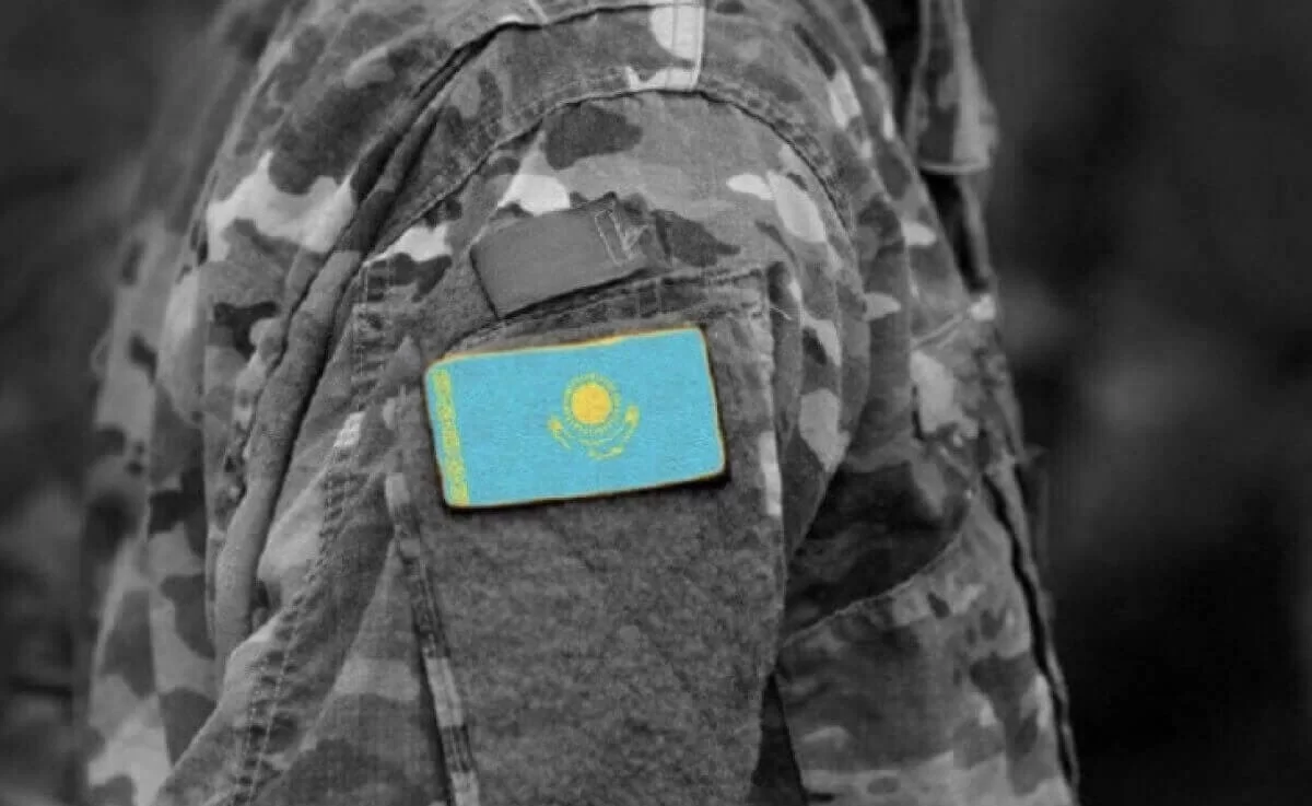 Банки заморозили долги срочников в Казахстане