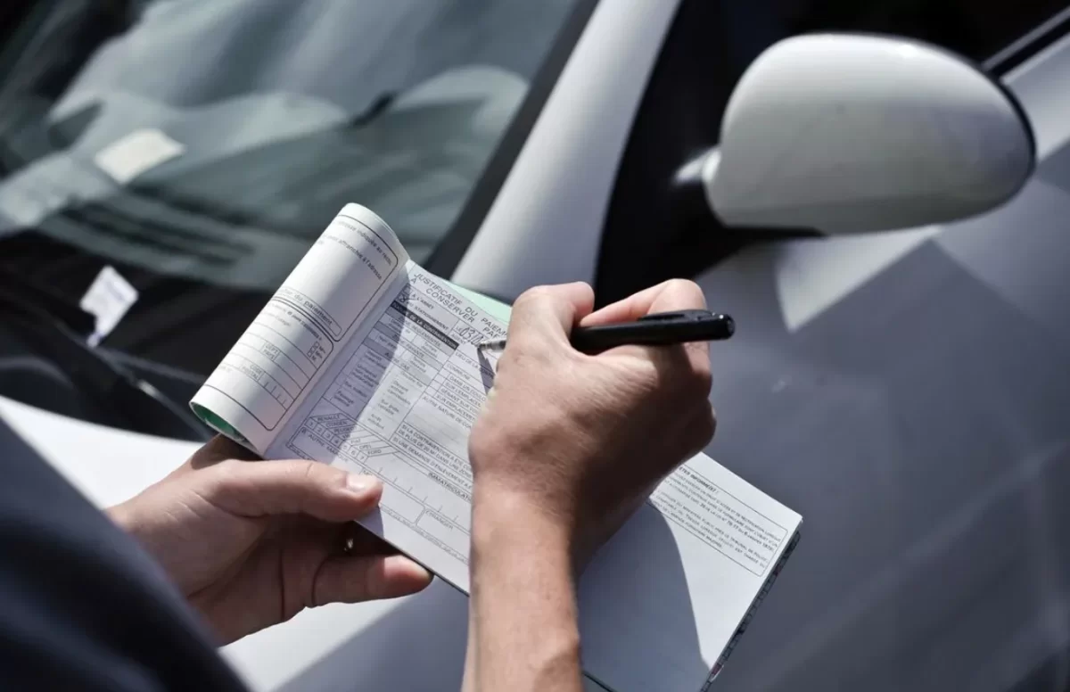 Почему в Казахстане прилетают штрафы из-за чужих припаркованных авто