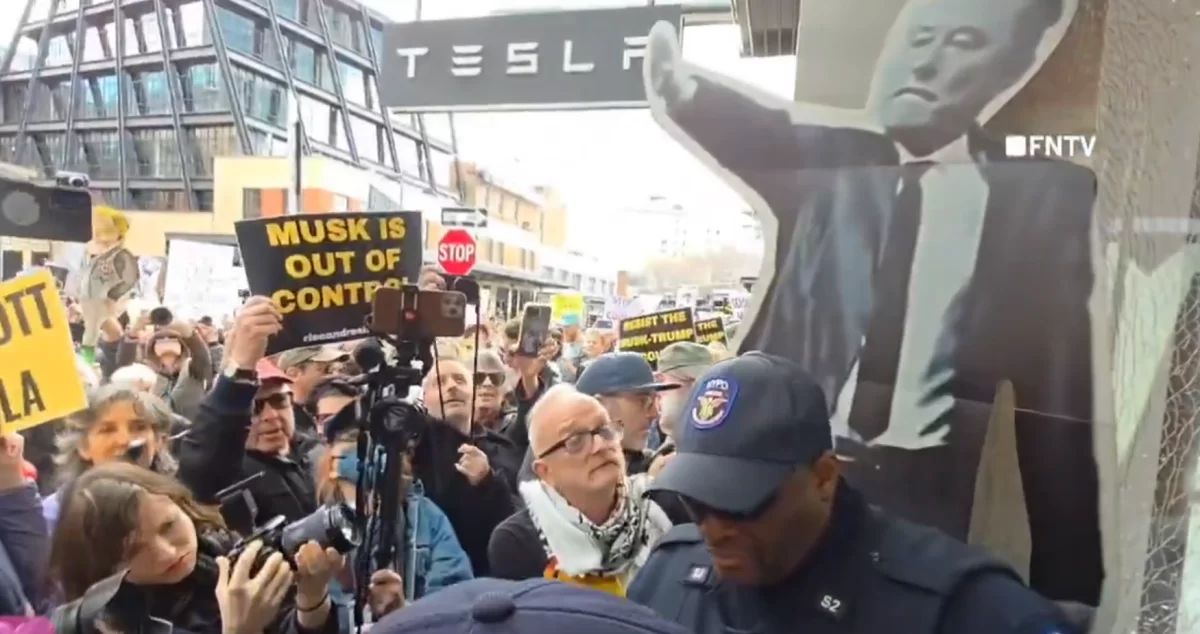 В США разгромили салон Tesla: протесты против Илона Маска переросли в погром