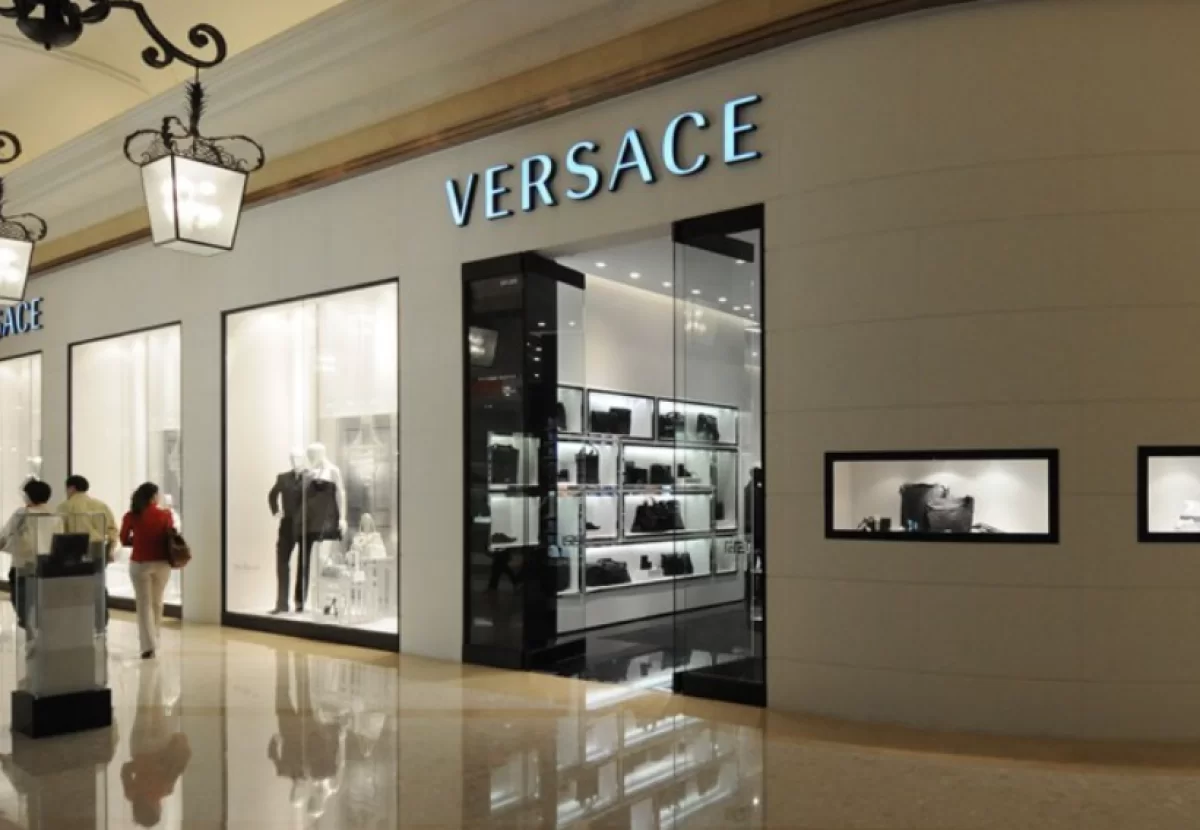 Легендарный дом моды Versace может сменить владельца