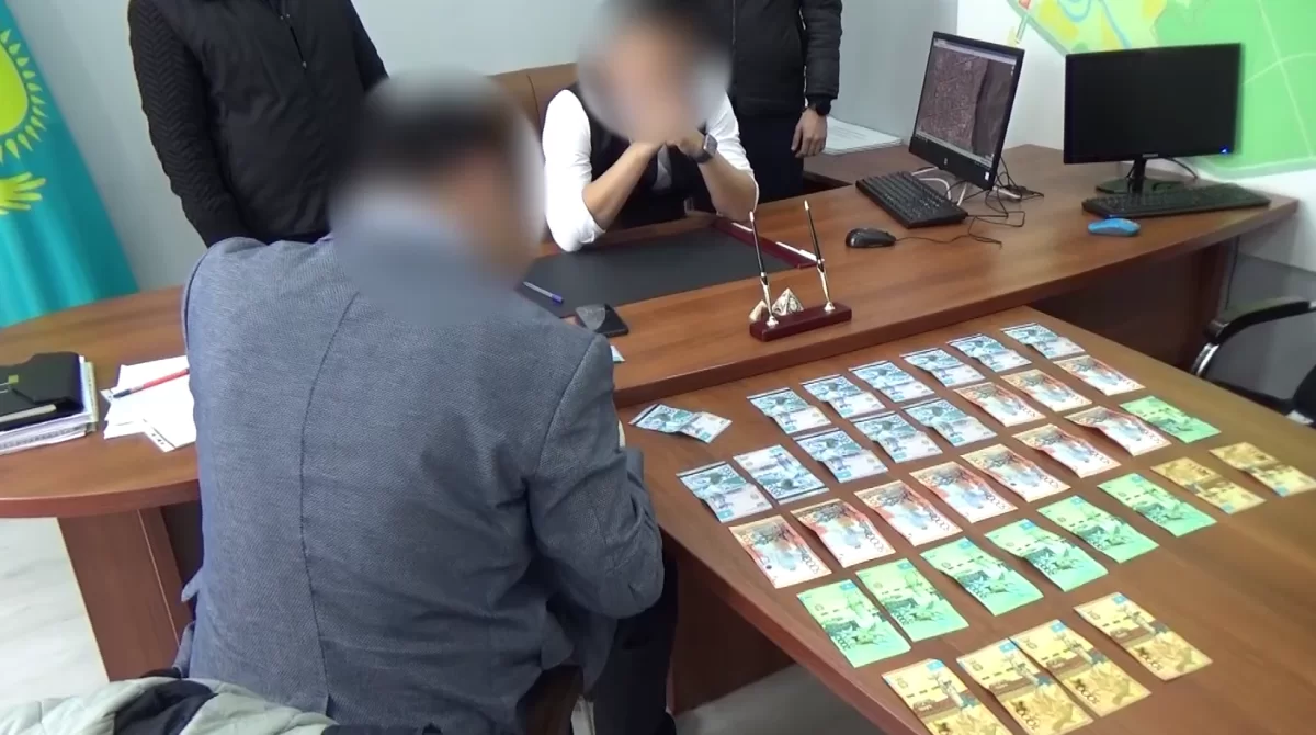 Антикор показал кадры взятки главного архитектора Уральска