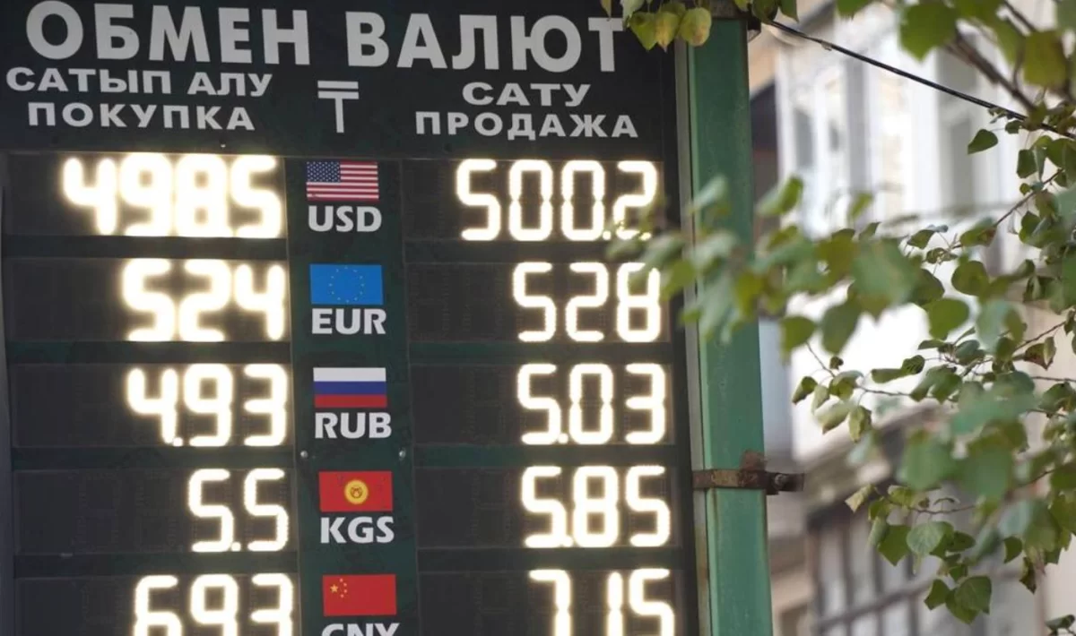 Нацбанк предлагает убрать курсы валют с улиц — ради безопасности на дорогах