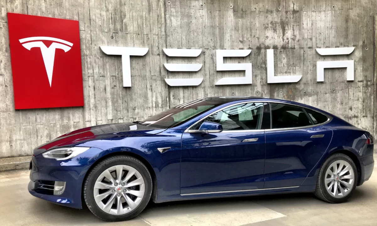 Продажи Tesla упали до трёхлетнего минимума