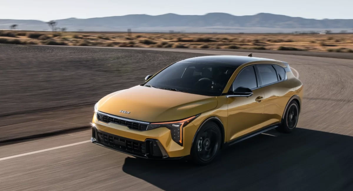 Kia K4 2026: представлен новый Ceed с тремя экранами и турбомотором