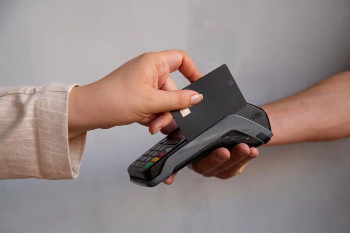 Отказались принять оплату картой или через QR? Это нарушение закона
