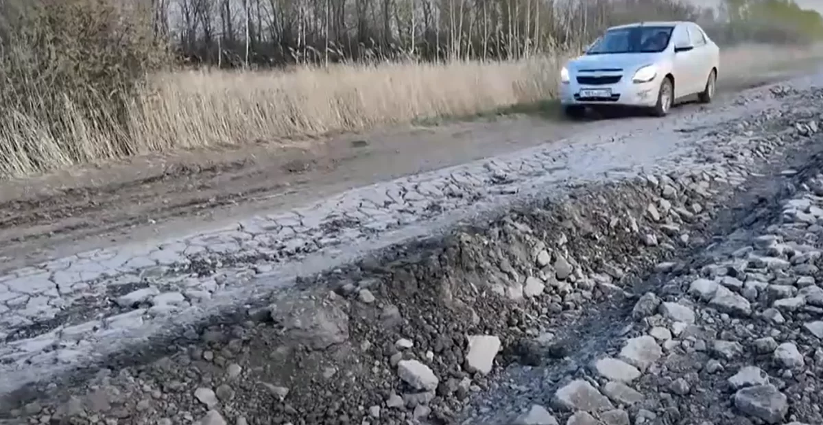 Казахстанцы предлагают ездить на танке из-за плохой дороги
