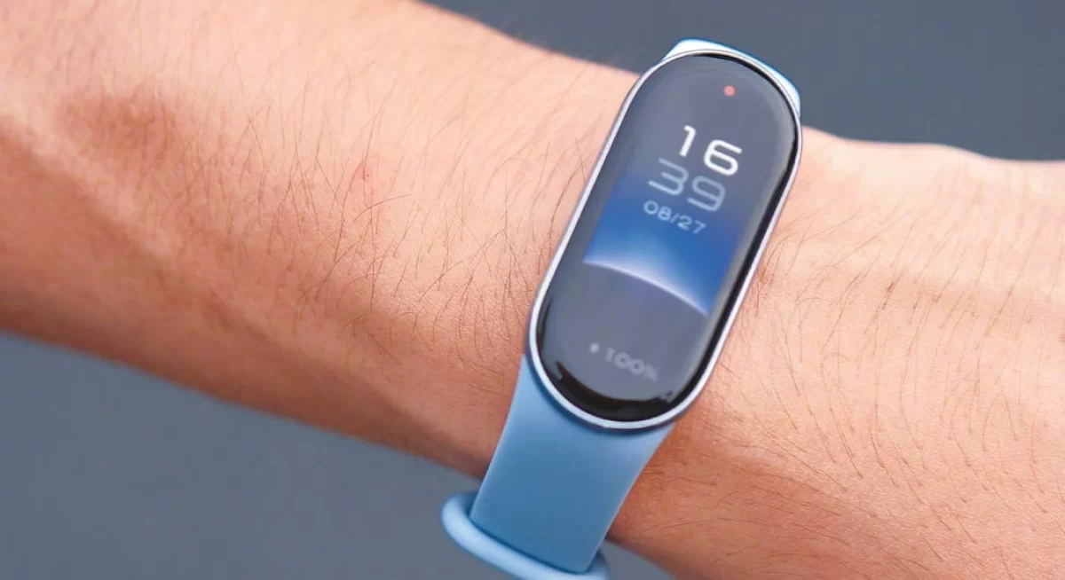 Xiaomi Smart Band 10:  большой экран, а заряд держит  21 день