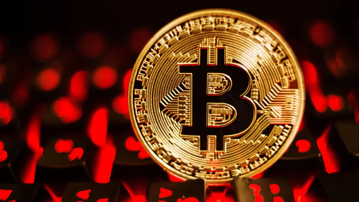 Стоимость биткоина опустилась до майских минимумов