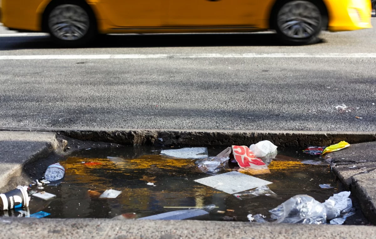 "Хватит мусорить!" КазАвтоЖол предупредил казахстанцев о штрафах