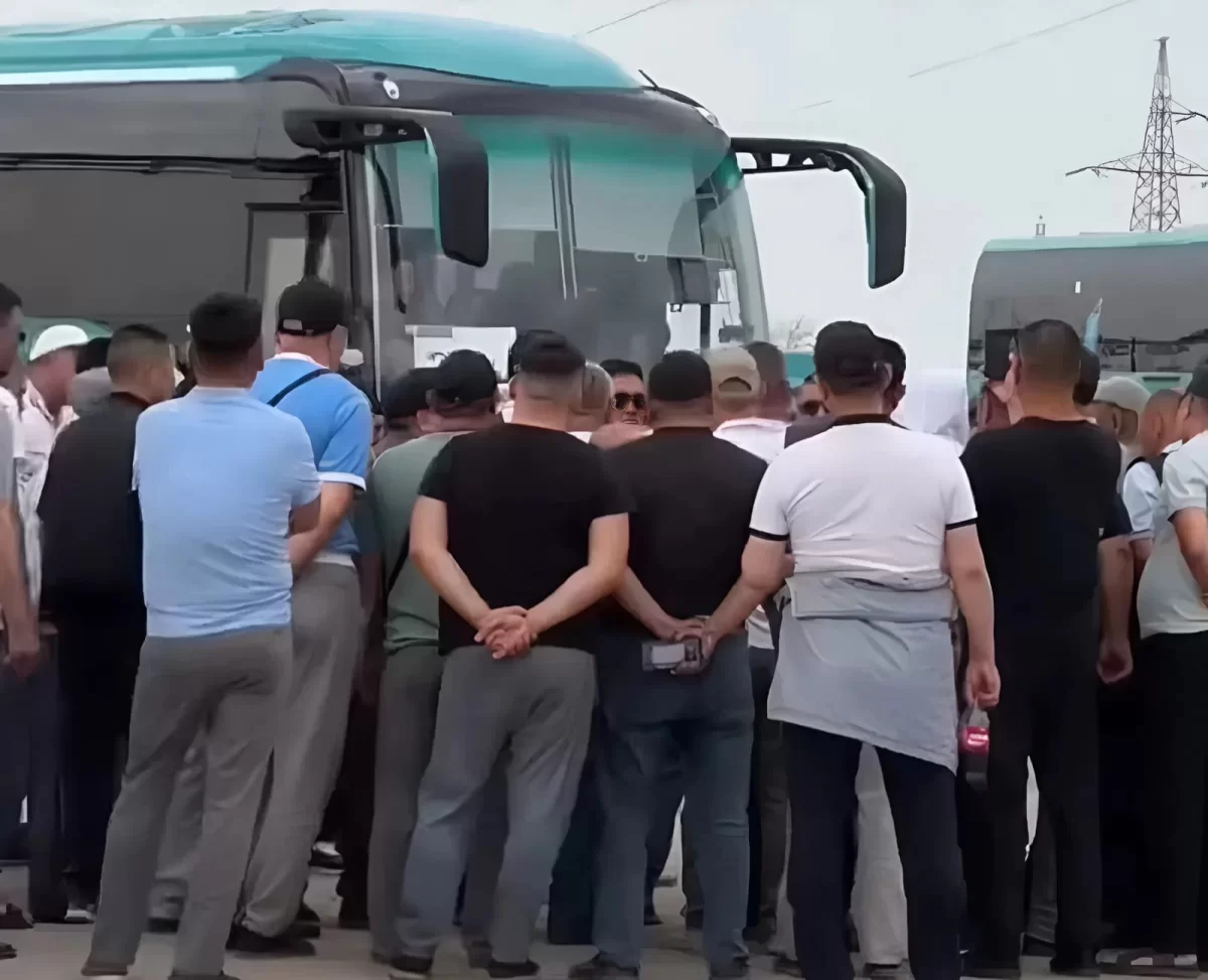 Водители автобусов в Актау вышли на массовый протест