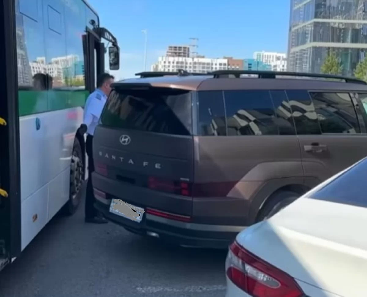 В ДТП с автобусом попал астанчанин из-за неожиданной функции Hyundai Santa Fe