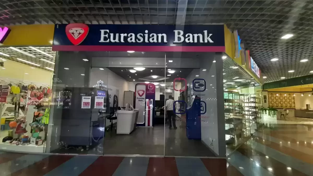 Евразийский банк временно отключит карты, банкоматы и Smartbank
