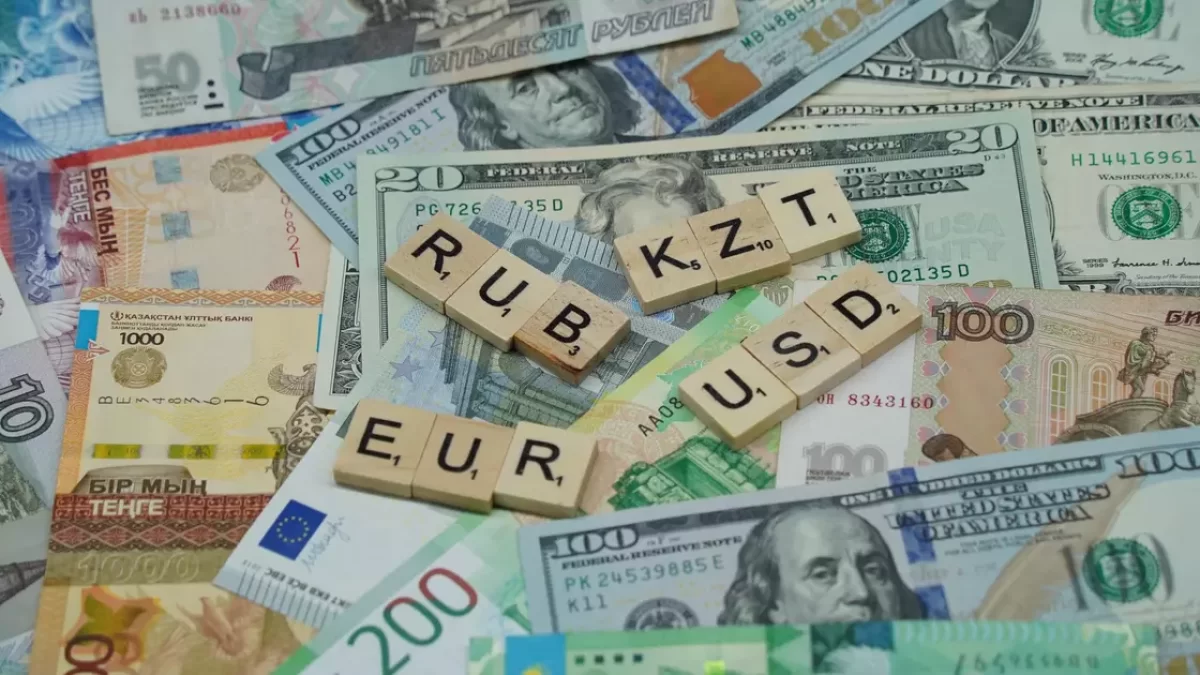 Доллар и евро обновили рекорд: тенге продолжает слабеть