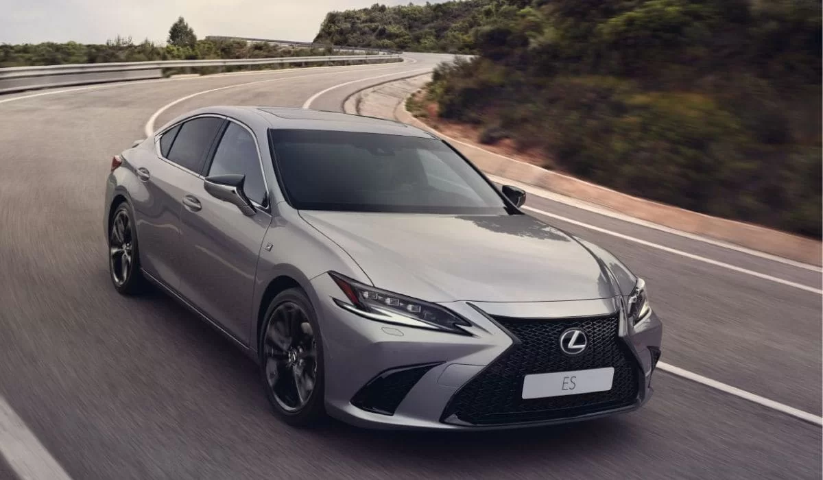Представлен Lexus IS 2025: смелый экстерьер и роскошный салон