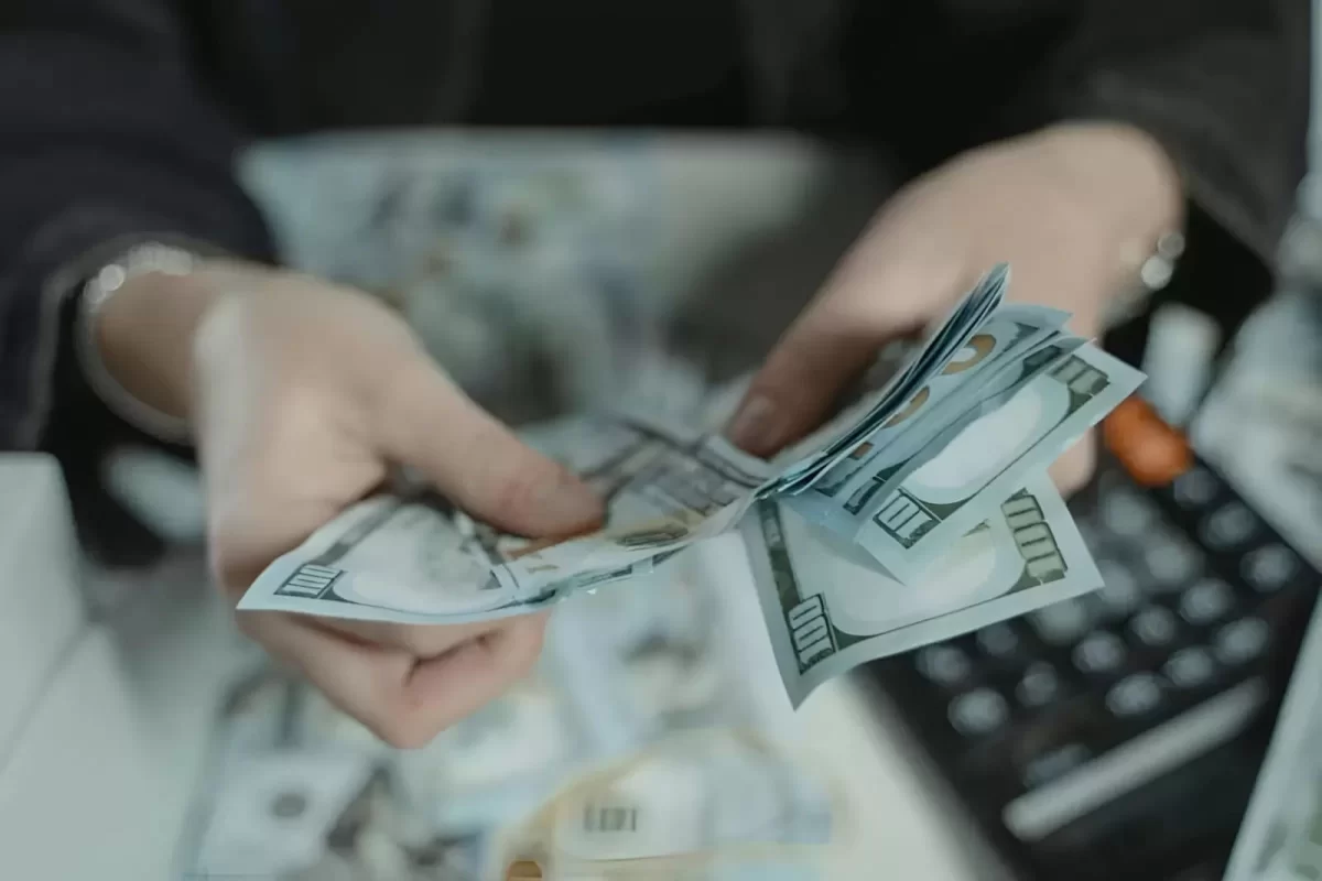 Как казахстанцам защитить себя при покупке валюты