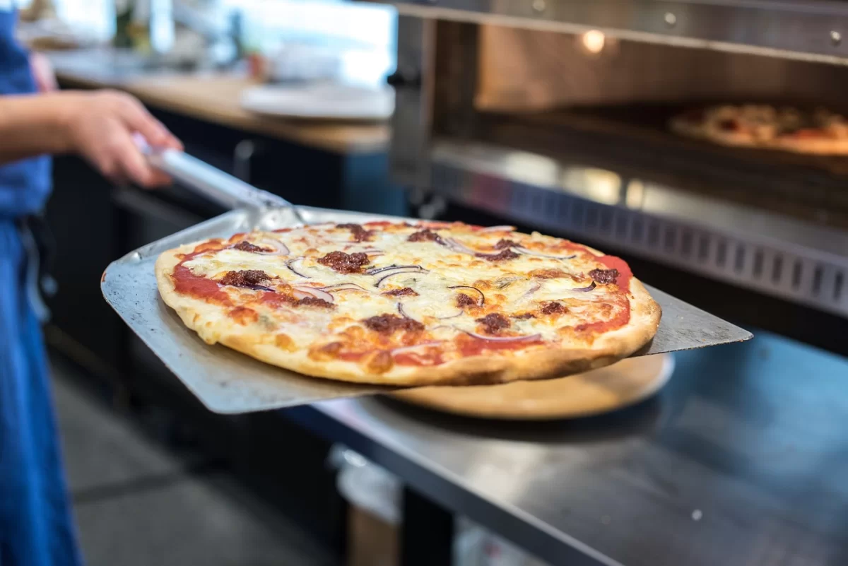 Пенсия или пицца? Зачем Казахстан вкладывает миллионы в Domino’s