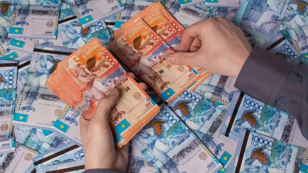 Сколько на самом деле получают учителя к праздникам и откуда берутся эти деньги