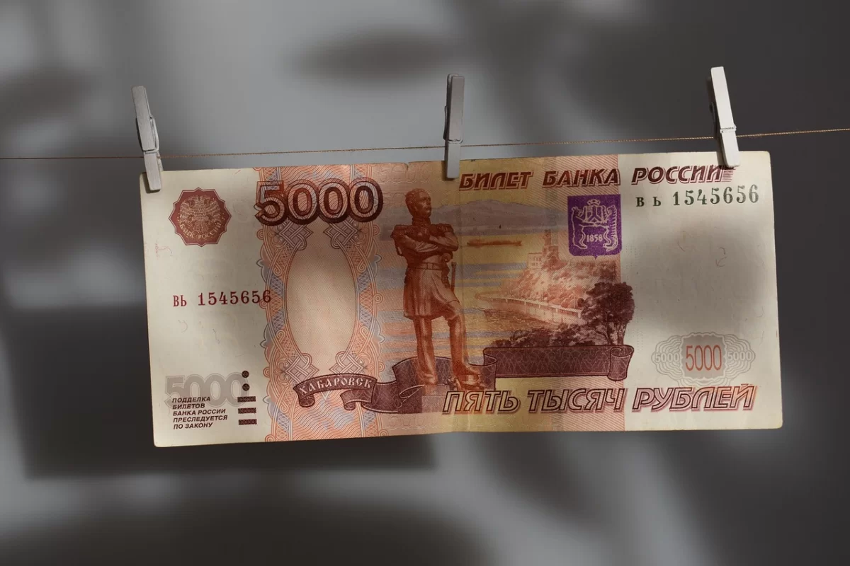 Казахстанцы массово сдают рубли: в чем причина